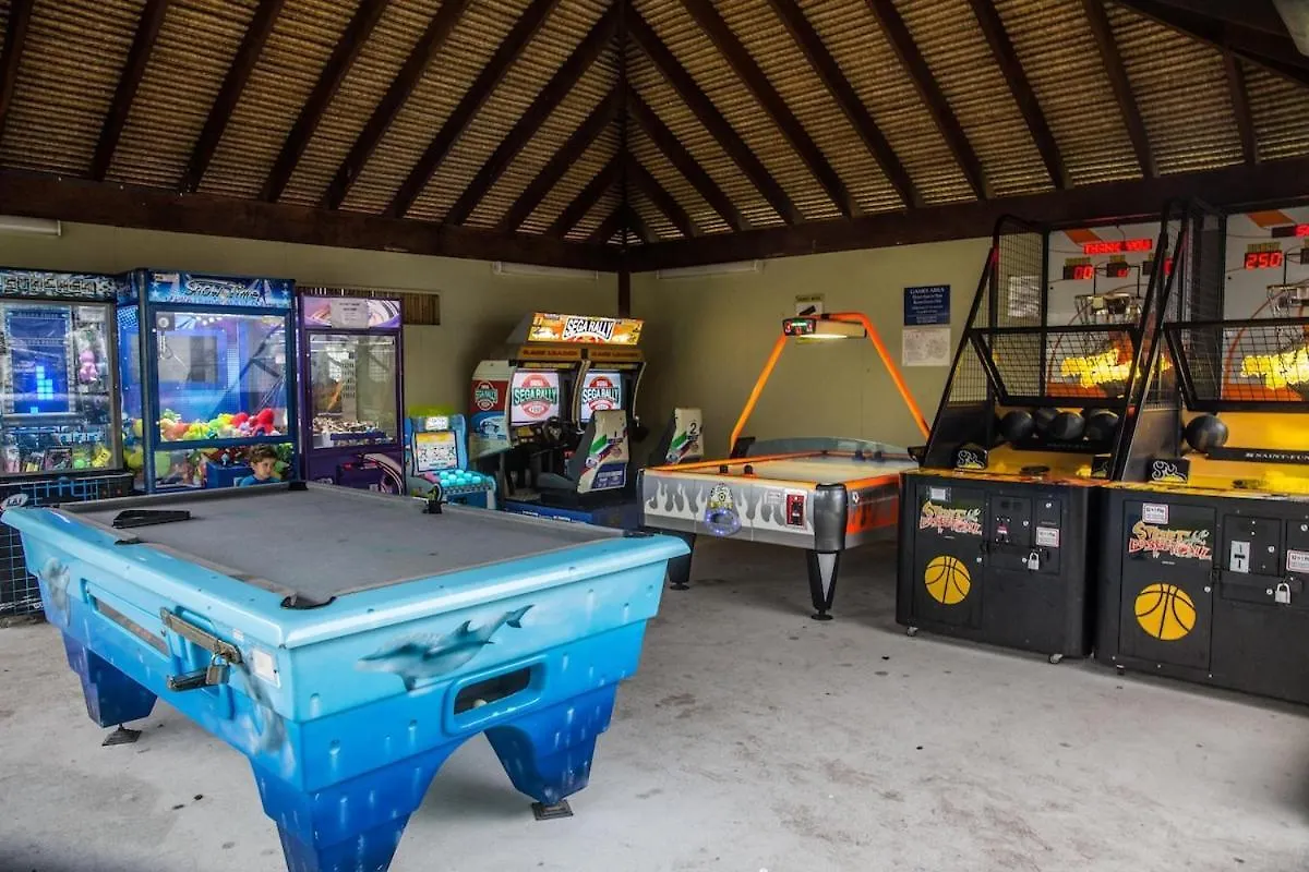 Spacious, 2 Bedroom Townhouse In Noosaville Resort Australia