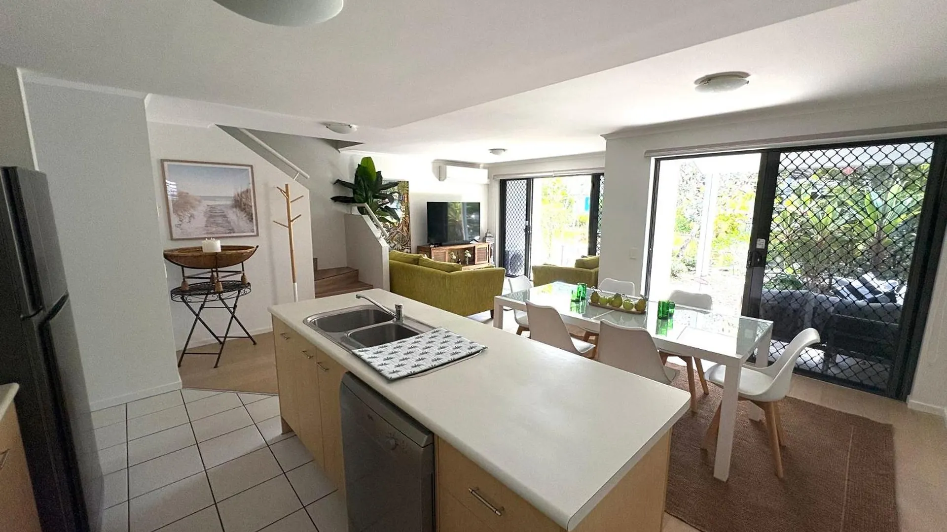 Apartment Spacious, 2 Bedroom Townhouse In Noosaville Resort